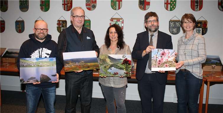 Die Sieger freuen sich über ihren Gewinn.BM Wolfgang Lambertz und Jutta Walendy präsentieren den neuen Fotokalender.