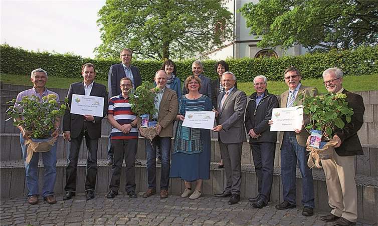 Die Sieger im Kreisentscheid des Landeswettbewerbes „Unser Dorf hat Zukunft“ stehen fest. Der 1. Kreisbeigeordnete Achim Hallerbach teilte mit, dass die Gemeinden Urbach und der Oberradener Ortsteil Niederraden siegreich waren. Den Sonderpreis des Landkreises für vorbildliche Naturschutzinitiativen im Außenbereich sprach die Kommission der Ortsgemeinde Kurtscheid zu. (untere Reihe v.li.): Hans-Jürgen Barg, Martin Kösters (beide Dorfgemeinschaft Niederraden), Friedel Rosenberg, Erhard Rüdig (beide Ortsgemeinde Urbach), Brigitte Hasenbring (Ortsbürgermeisterin Urbach), Achim Hallerbach (1. Kreisbeigeordneter), Volker Mendel (Bürgermeister VG Puderbach), Ferdi Wittlich (Ortsbürgermeister Kurtscheid), Hans Eckert (Ortsgemeinde Kurtscheid),(hintere Reihe v.li.): Achim Braasch, Margit Rödder-Rasbach, Kurt Milad und Martina Jungbluth (alle Jury). privat