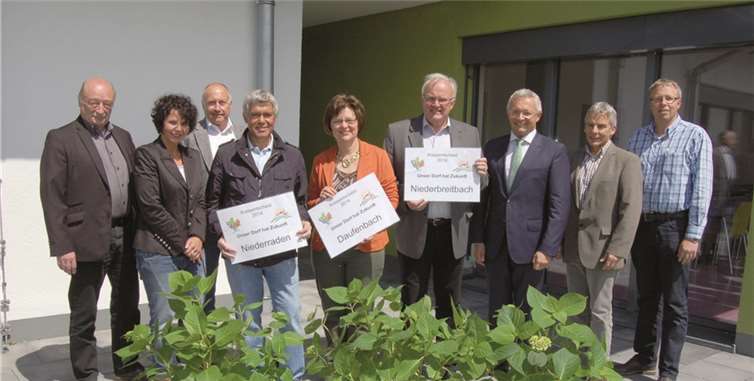Die Sieger im Kreisentscheid des Landeswettbewerbes „Unser Dorf hat Zukunft“ stehen fest (v.li.): Karlheinz Stein, Martina Jungbluth (beide Jury), Wilfried Rüdig (Ortsbürgermeister von Oberraden), Hans-Jürgen Barg (für die Dorfgemeinschaft Niederraden), Anette Wagner (Ortsbürgermeisterin von Dürrholz-Daufenbach), Bruno Hoffmann (Ortsbürgermeister von Niederbreitbach, Achim Hallerbach (1. Kreisbeigeordneter), Kurt Milad und Achim Braasch (beide Jury). privat
