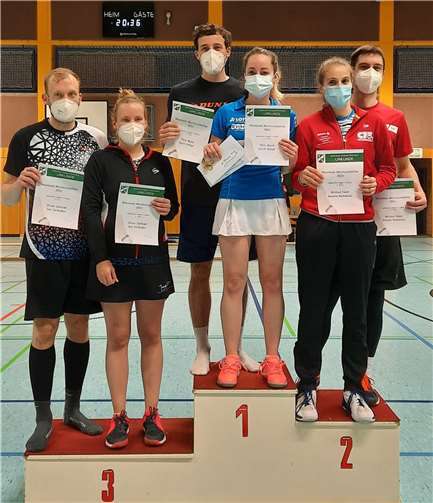 Die Sieger im Mixed (v.li): Oliver Schmidt/Ina Vermaßen (3. Platz); Thilo Mund/Sarah Kämpf (Platz 1), beide Paarungen BC Remagen; Antonia Remakulus/Michael Nonn vom TB Andernach (2. Platz).Fotos: privat