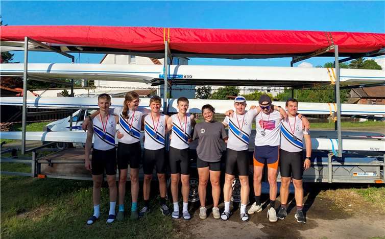Die Sieger in Gießen v.l. Konstiantyn Nehai, Jakob Balczun, Tobias Höfer, Anton Lenze, Trainerin Aliya Schwan, Luca Nelius, Philipp Jung (RG Lahnstein) und Jonas Schmidt. Quelle: