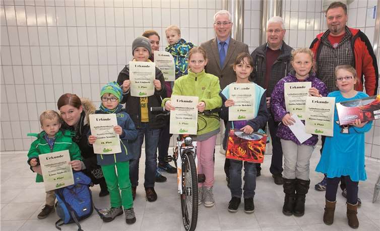 Die Sieger mit Verbandsbürgermeister Volker Mendel, Werkleiter Eckardt Gönner und Wassermeister Oliver Leicher.WT