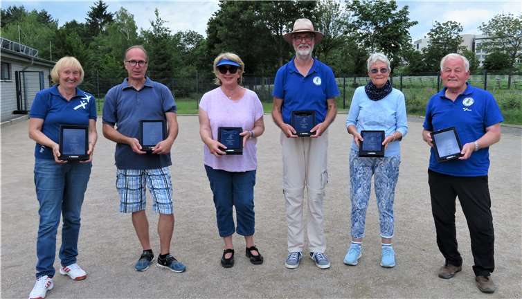 Die Sieger mit ihren Trophäen. Foto: privat