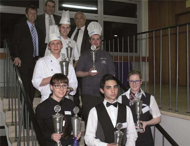 Die Sieger präsentierten am Ende mit berechtigtem Stolz ihre Pokale und Siegerurkunden.  TE