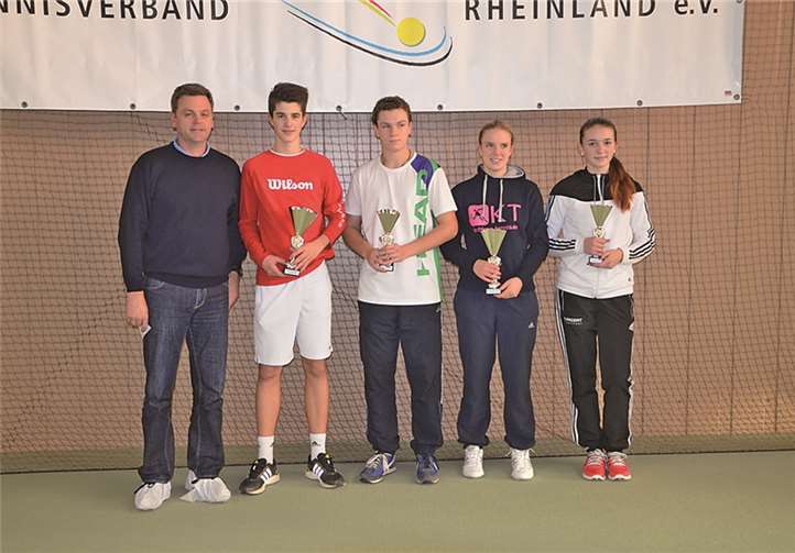 Die Sieger und Finalisten der Mädchen und Jungen U18 mit TVR-Jugendwart Michael Montada (l.).