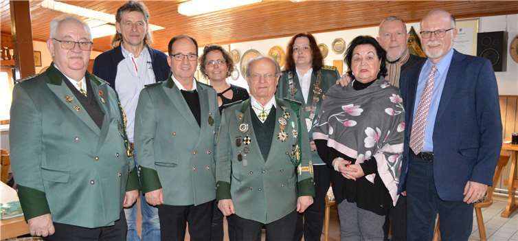 Die Sieger und Geehrten (von links): Gisbert Schmitz, Georg Zihs, Gani Azizi, Anita Schneider, Bernhard Paris, Susanne Brock, Hildegard Funk, Willy Weis und Rainer Doemen.AB