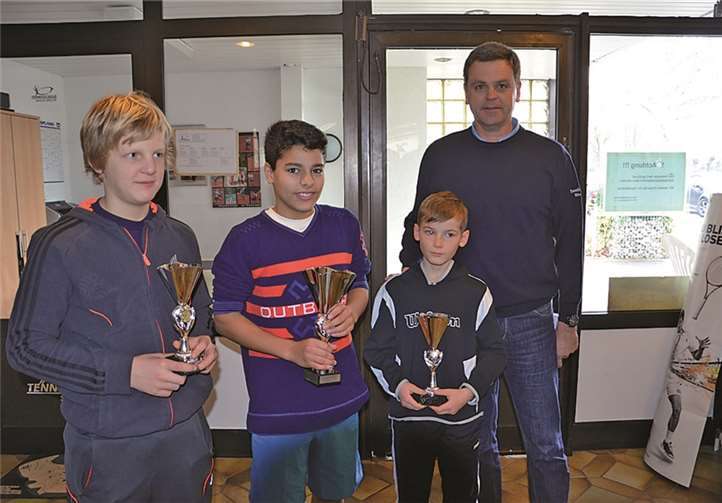 Die Sieger und Platzierten der Jungen U14 mit TVR-Jugendwart Michael Montada (r.). TVR