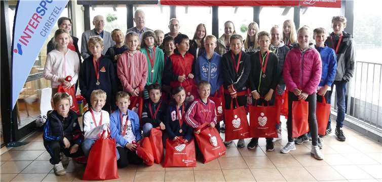 Die Sieger und Platzierten stellten sich zum Gruppenfoto zusammen.Foto: privat