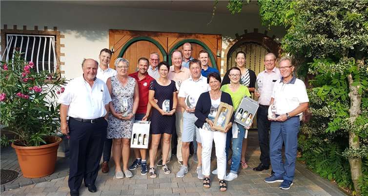Die Sieger und Platzierten zusammen mit Präsident Manfred Ostermann (links). Golfclub Cochem/Mosel