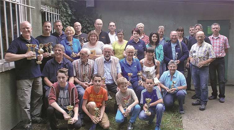 Die Sieger und Pokalgewinner der Adenauer Schießsportwoche 2014. privat