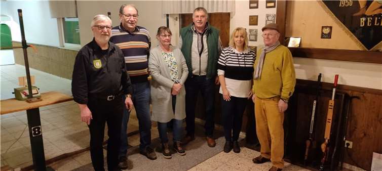 Die Sieger und Siegerinnen der Konkurrenzscheibe: M. Schlig, P. Specht, S. Breitbach, J. Genn, U. Bartz und E. Hergenröther.  Fotos: Gerhard Greßler