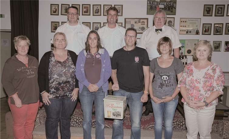 Die Sieger v. l.n.r.: Margret Kreuz, Martina Wilbert, Anke Stahl, Rainer Berg, Lisa Wagner, Petra Apitz. hinten: Dirk Apitz, Thomas Stahl, Herbert Baulig. privat