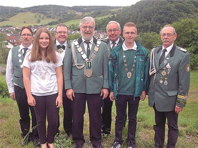 Die Sieger (v.l.): Bezirksjungschützenmeister Alois Heinzgen, Bezirkschülerprinzessin Nathalie Reuter, Bundesmeister Hans Ströter, Bezirkskönig Manfred Schlig, Bezirksschießmeister Roland Franzen, Bezirksprinz Lukas Mosen.RÜ