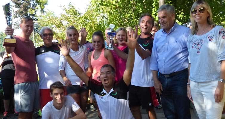 Die Sieger (v.l.n.r oben) Henrik Janssen, Ruppert Kipp, Sonja und Lisa Rude, Helen Schneider, Willi Rude, Ulrich Klaus, (DTB Präsident) Silke Bardon (1.Vorsitzende TV Waldesch), unten: Lukas Ringel und Gregory Dawson.