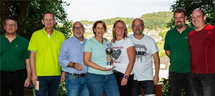 Die Sieger von links nach rechts: Dirk Apitz, Thorsten Hahn (Tagesbester Herren), die Siegermannschaft: Adrian Simonis, Martina Pospiech, Nicole Busch, Markus Szafranski. Thomas Stahl, Gerry Hahn (Sieger Preisschiessen)Foto: privat