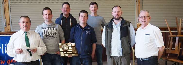 Die Sieger wurden geehrt (v.l.): 1. Vorsitzender Karl-Heinz Flöck, die Altstadtmeister 2016 „Kärlicher Jägermeister, der tagesbeste Hobby-Schütze Fabian Preusser und Wilfried Hartmann.privat