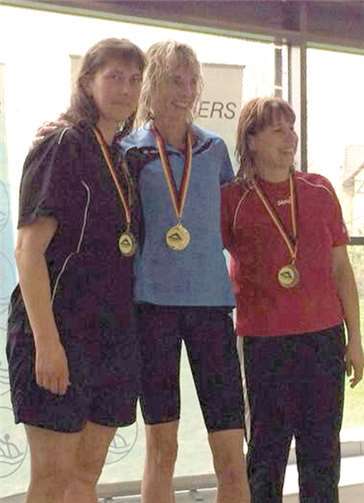 Die Siegerehrung: Bärbel Hundsdörfer mit ihrer Goldmedaille. privat