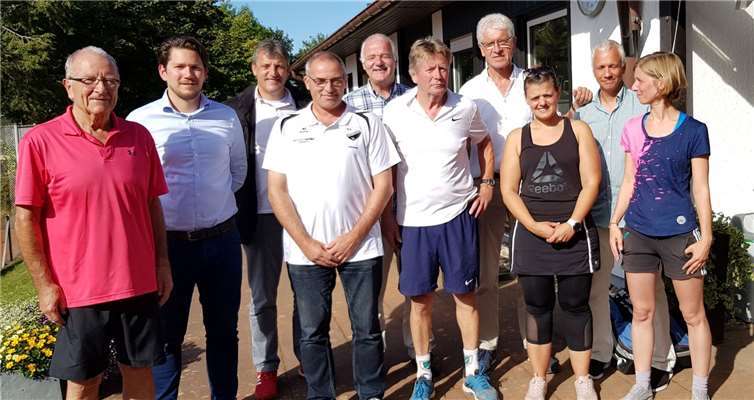 Die Siegerehrung Einzel: Veranstalter und Tennissportler freuen sich über ein erfolgreiches LK-Turnier.Fotos: privat