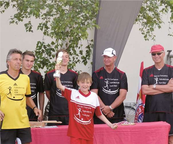 Die Siegerehrung am letzten Tag war noch einmal für alle Beteiligten ein Höhepunkt. Alle Kids - auch die, die keinen Pokal gewonnen hatten, konnten sich als Sieger fühlen, weil jeder von ihnen sowohl fußballerisch als auch im fairen Umgang miteinander dazugelernt hatte.Privat