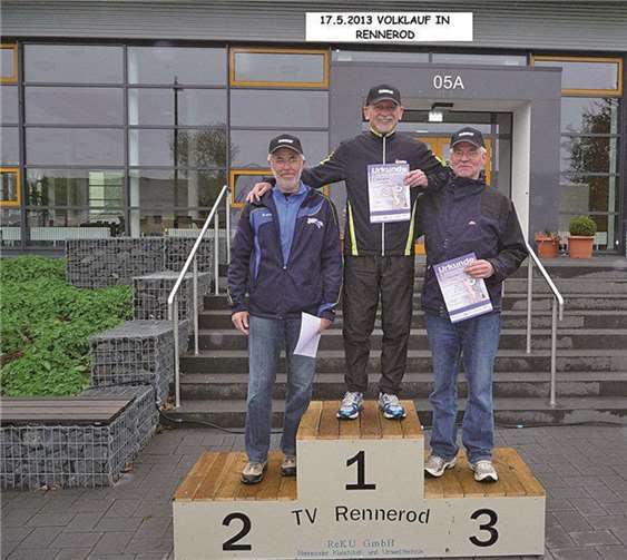 Die Siegerehrung der Altersklasse M 65. Neben Armin Hastrich vom Lauftreff SV Weitersburg, der den zweiten Platz belegte, waren auch die langjährigen Begleiter und faire Sportsleute Bernhard Marake, LT Heimbach-Weis 1. und Edgar Ehmann, LG Alsbach 3. auf dem Siegerpodest. privat