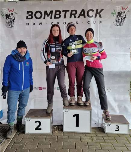 Die Siegerehrung der Gesamtwertung (Pl. 3: Simone Neher, Pl. 2: Alice Berthold, Pl. 1: Katharina Garus).  Foto: Jakob Rokob