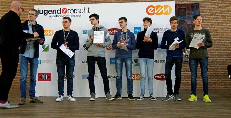 Die Siegerehrung der Techniker des Regionalentscheids „Jugend forscht“. Fotos: MIH