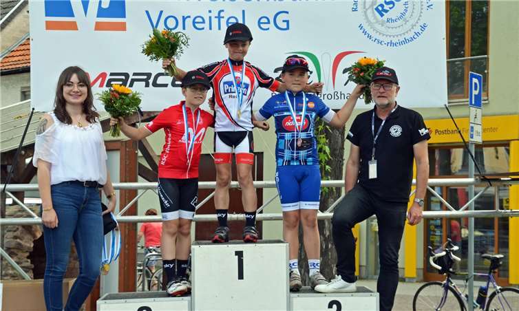 Die Siegerehrung der U11-Fahrer durch den Vorsitzenden des RSC Josef Göttlicher .Fotos: Eich