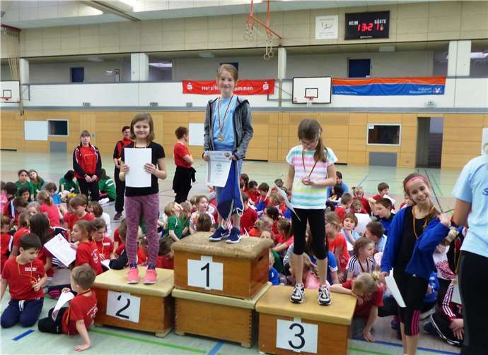 Die Siegerehrung des Jahrganges 2008 weiblich: Platz 1: Erb, Paul Platz 2: Muth, Alya-Pascale, Platz 3: Pauls, Mia, Platz 4: Foroutan Aliyah, alle vom SV Bell.