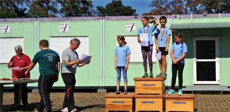 Die Siegerehrung des Jahrgangs 2008 im Leicht.-Dreikampf: Auf Platz 1 stehen Ylvie Andernach und Lukas Lenz, auf Platz 2 steht Paula Erb und auf Platz 3 steht Sofie Nentwig. privat