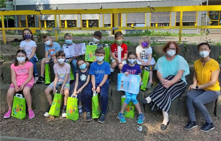 Die Siegerehrung des Malwettbewerbs. Fotos: privat