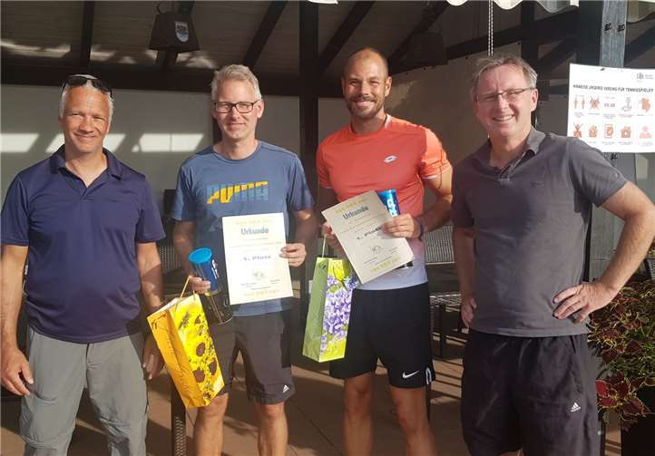 Die Siegerehrung im Herren-Doppel.Quellen: Tennis – Tk am Stadtwald Rheinbach