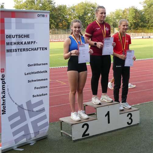 Die Siegerehrung im Schleuderball der weibl.-Jugend 14-15 Jahre auf Platz 2 die Deutsche Vizemeisterin Hanna Oswald.