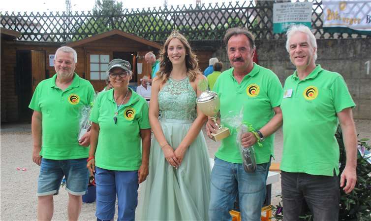 Ein Team des 1. Boule-Treffs Bad Breisig belegte sensationell den 1. Platz Die Siegerehrung mit Uli Reck und Elmar Berzem (2. v.r),beide vom „1. Boule-Treff Bad Breisig e. V.“ Der von BrunnenköniginElena I. und den beiden Vereinsvorsitzenden übergebene Siegerpokal bleibt ein Jahr im Vereinsheim des Bad Breisiger Clubs.Fotos: KMI