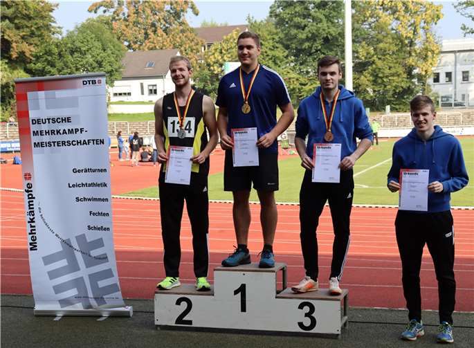 Die Siegerehrung vom Schleuderball männl.-Jugend 18-19 Jahre, Platz 3 Tim Oswald und Platz 4 Marvin Dedenbach.