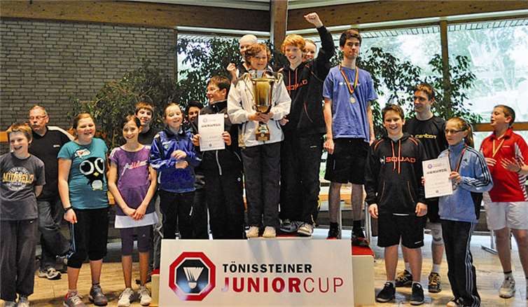 Die Siegerehrung vom Vorjahr, bei der in der Mannschaftswertung der BSC Güls vor dem TB Andernach und dem 1.BC Bonn-Beuel gewann.privat