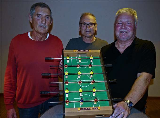 Die Siegerehrung wurde vom Vorstandsmitglied des Fördervereins „Neues Sportgelände Dieblich“, Jupp Hunz, vorgenommen. (V.l.:) Günter Schäfer, Jupp Hunz und Werner Schäfer. Fotos: Michael Wald