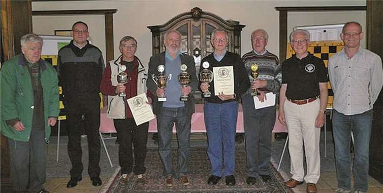 Die Siegerehrung zeigt (v.l.): Boris Buzov (Vierter und Gewinner des Nestorenpokals), Karsten Loof, 1. Vorsirtzender des Schachverband Rheinland, Friedhelm Freise (Dritter), Yuri Boidman (Rheinlandmeister 2013), Ronald Denda (Zweiter), Rolf Kohlei (Fünfter), Organisator Heinz Ningel und Frank Pikatz, 2. Vorsitzender des Schachbezirks RAM.privat