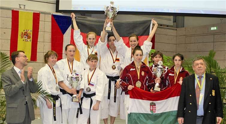 Die Siegerehrungen für die drei Mädchen aus Karlsruhe und Remagen. Privat