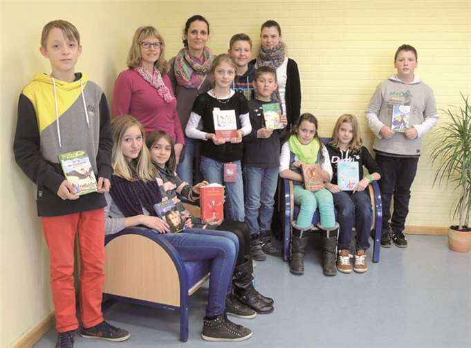 Die Siegerin Lara Haddad und ihre Mitstreiterinnen und Mitstreiter mit ihren Büchern sowie den Jurymitgliedern.privat