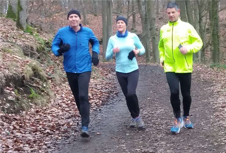 Die Siegerin Nicole Riedling mit zwei Begleitern auf der Strecke.