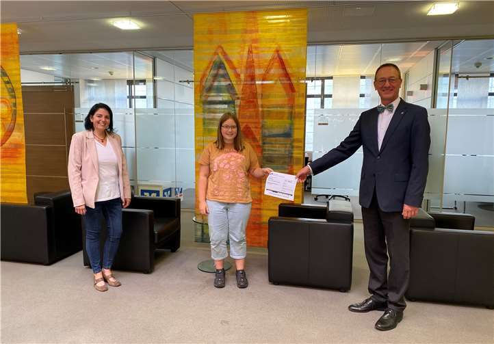 Die Siegerin Paulina Abresch freut sich! Michaela Jones und Günter Groß von der Volksbank Rhein-Lahn-Limburg überreichten das Preisgeld in Form eines Schecks. Foto: privat