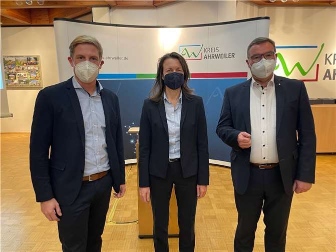 Die Siegerin der Landratswahl im Kreis Ahrweiler Cornelia Weigand (parteilos) mit den weiteren Kandidaten Christoph Schmitt (überparteilich) und Horst Gies (CDU). Dr. Axel Ritter (parteilos) erschien am heutigen Abend nicht im Kreishaus.  Foto: ROB