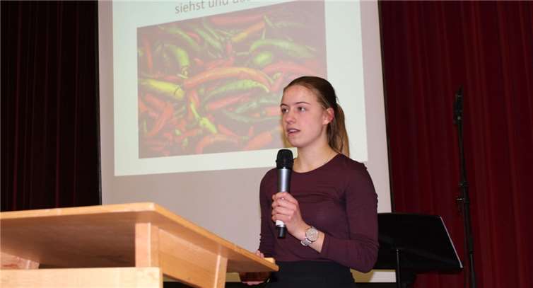 Die Siegerin des Abends im schulinternen Science-Slam-Wettbewerb Nadine Wolf.
