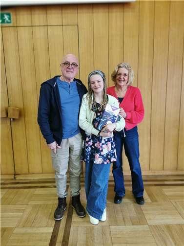 Die Siegerin des Kreisentscheides des Vorlesewettbewerbs des Deutschen Buchhandels- Frida Conrad - mit ihren Großeltern.  Foto: Britta Schmaglinski