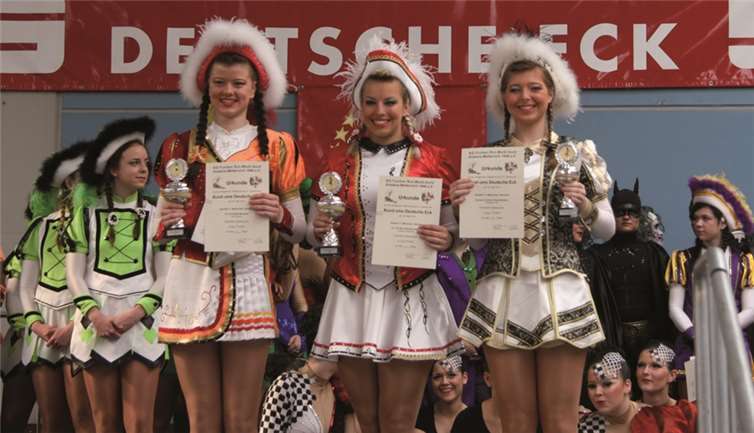 Die Siegerin in der Disziplin V Senioren Denise Humberg (M.) sowie Elly Simon (l.) und Christina Vitt (r.).