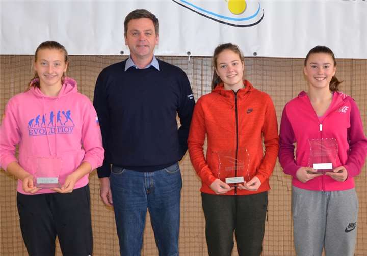 Die Siegerin und Platzierten der Mädchen U14 mit TVR-Jugendwart Michael Montada (v.l.: Erika Reinhardt, Michael Montada, Liliana Danajlovski, Emilia Feodorovici).