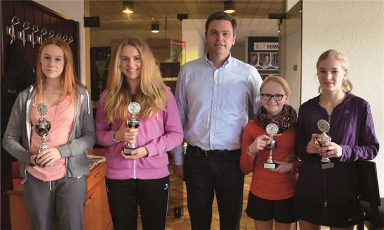 Die Siegerin und Platzierten der Mädchen U14 mit TVR-Jugendwart Michael Montada (M.).TVR