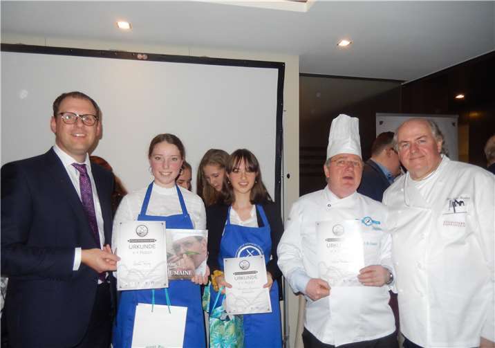 Die Siegerinnen Chiara Frings (l.) und Luisa Aarhuus (r.) mit Thomas Theisen von der Volksbank RheinAhrEifel (l.), Jean-Marie Dumaine vom Restaurant Vieux Sinzig und Hans Stefan Steinheuer (r. außen) präsentieren ihre Siegerurkunden. Fotos: RU