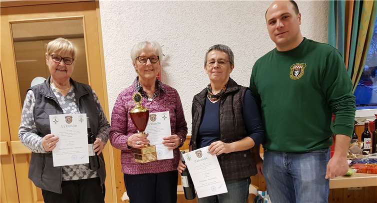 Die Siegerinnen der Damen beim Nikolauspokal: (v.li.) Gisela Reutelsterz (3.), Annegret Maurer (1.), Christel Reußner (2.) und Brudermeister Christoph Nolden.
