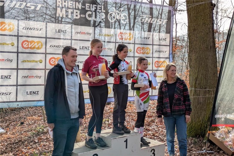 Die Siegerinnen der U11w: 1. Mara Louisa Berger (TGV Schotten), 2. Julia Büdenbender (RSC Mayen) und 3. Laura Zoe Leveringhaus (RSV Seeheim)